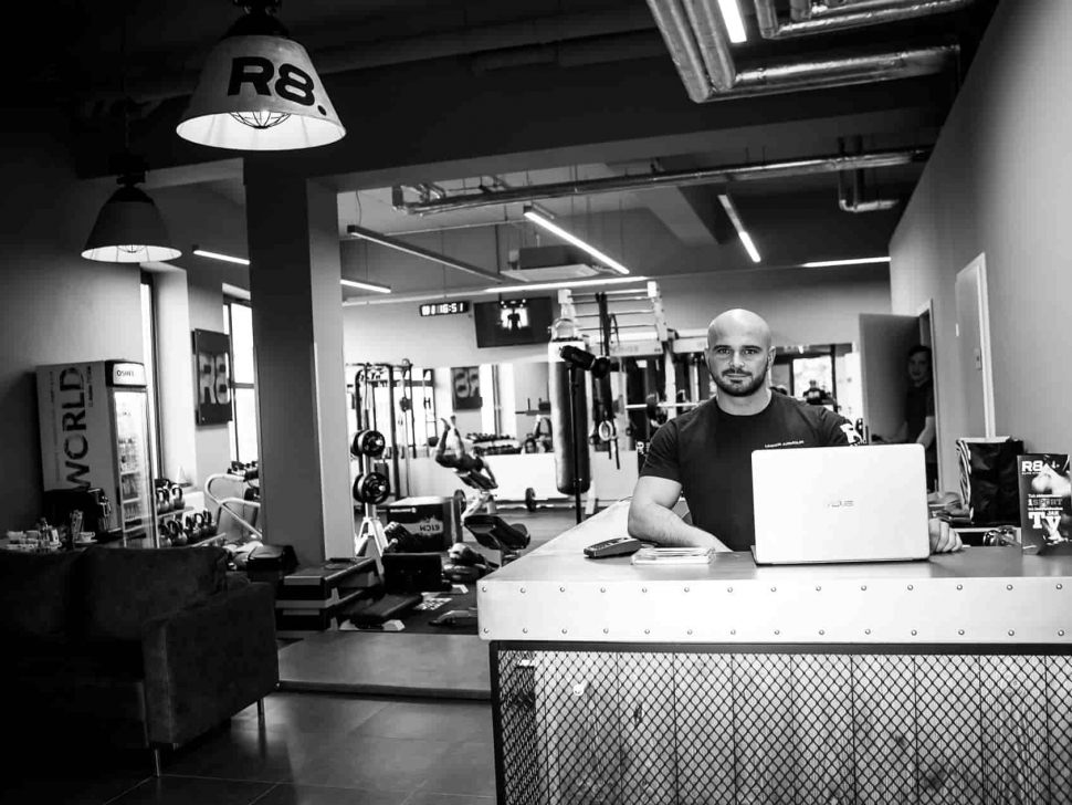 Mirosław Marcinek w recepcji R8 Elite Fitness
