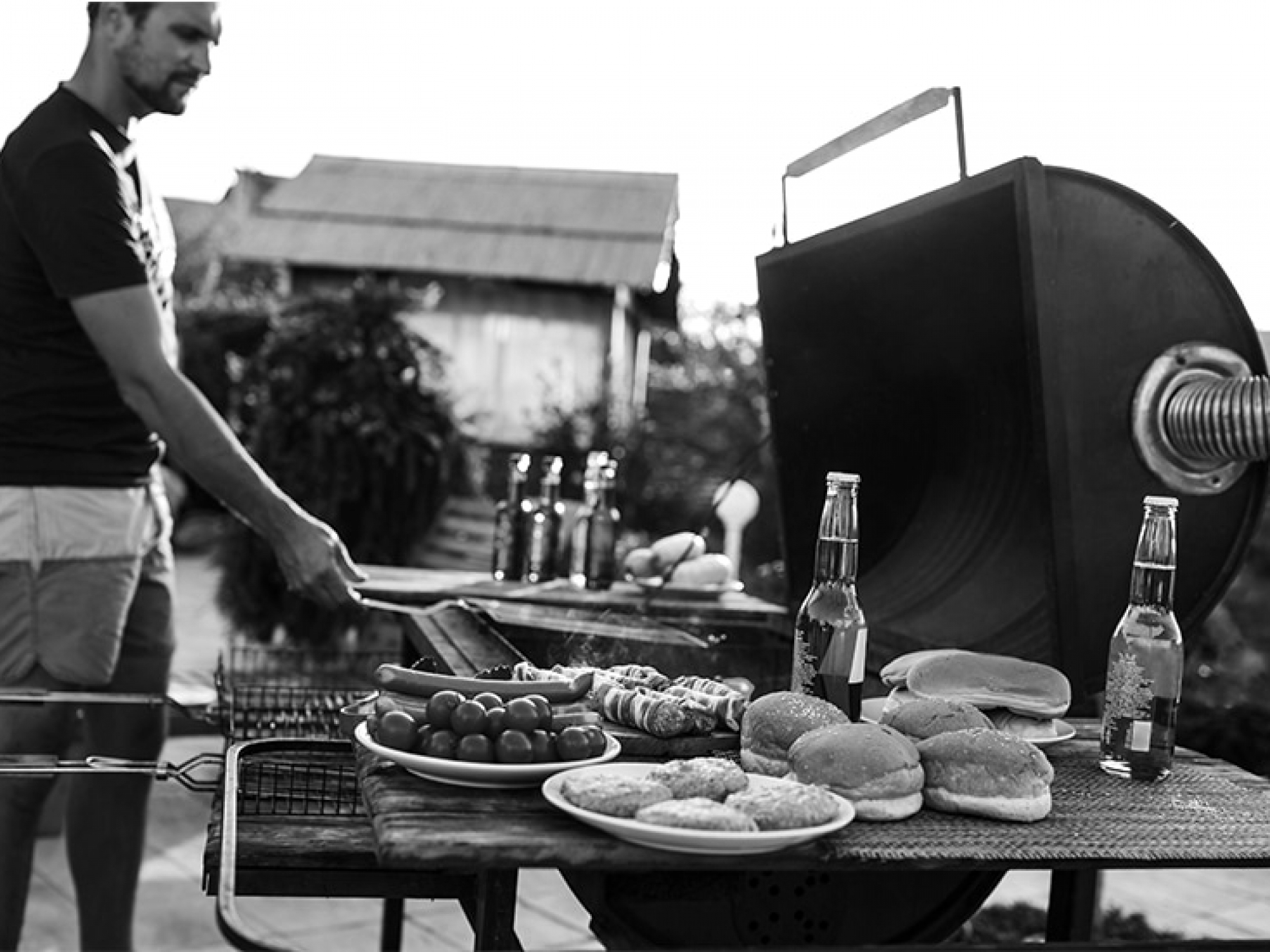 Mężczyzna stojący przy grillu