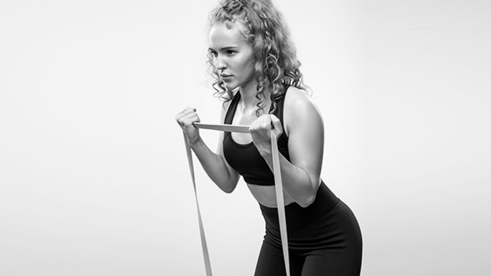Młoda kobieta ćwicząca z gumą