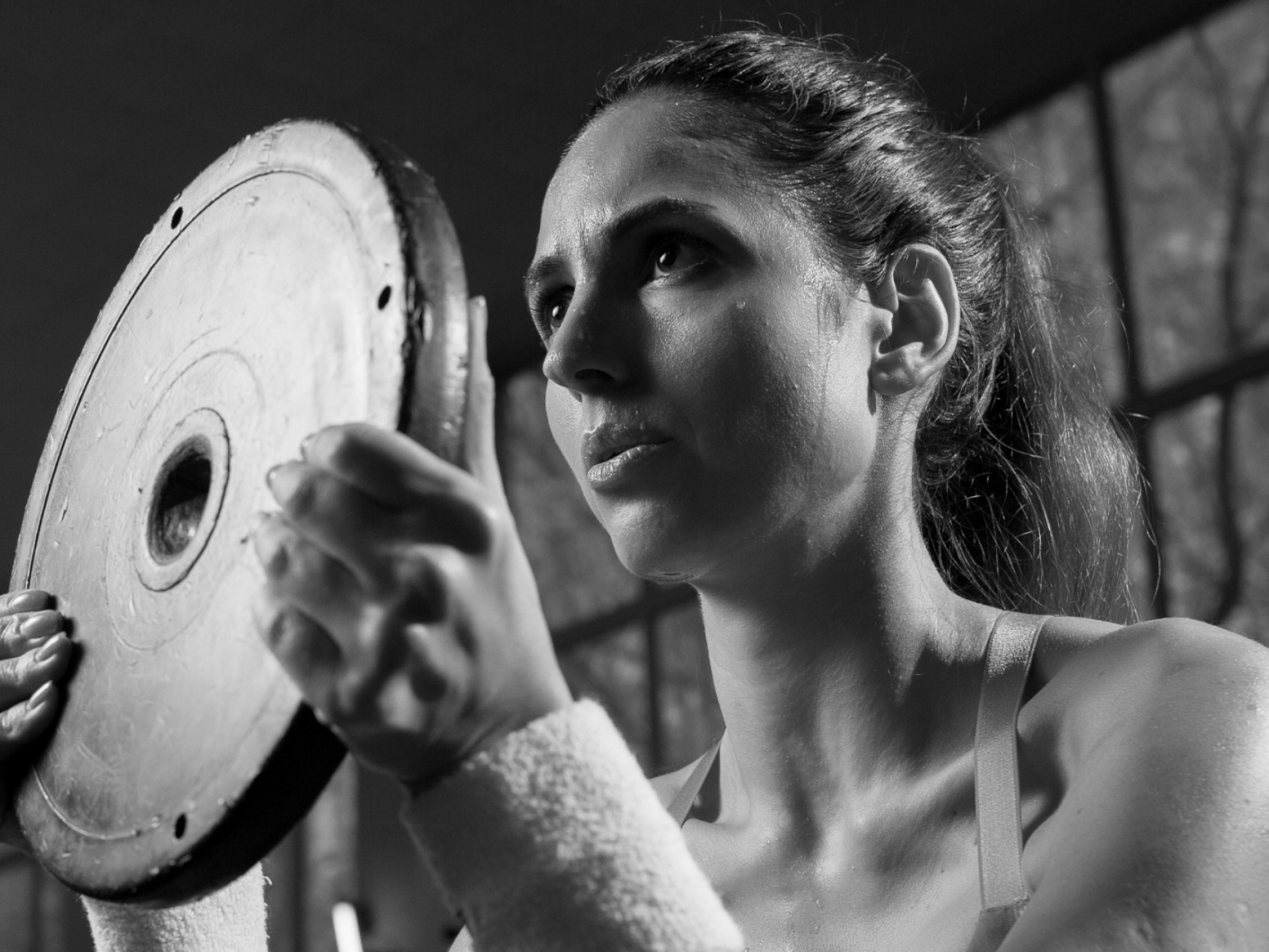 Kobieta ćwicząca z obciążnikiem na siłowni - prawidłowy oddech
